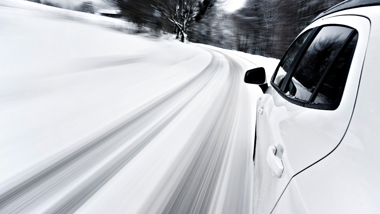 Машина катится на скорости. Машина зима. Машина зимой. Машина на зимней дороге. Машина в снегу.